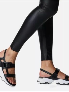 NWT Women’s 7.5 Sorel Black and White Kinetic Impact Sling Sandals